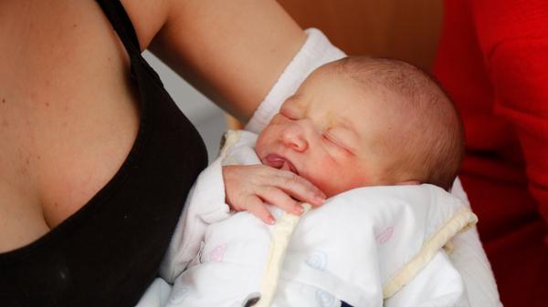 Die kleine Hailey kam am Schalttag am Samstag im Theresien-Krankenhaus zur Welt.