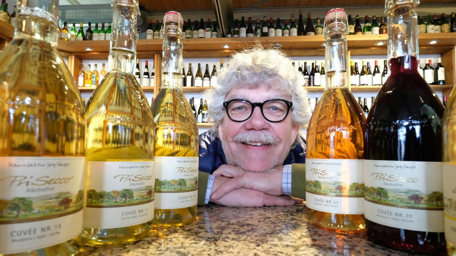 Perlt wie Schaumwein, ist aber komplett ohne Alkohol: Martin Kössler von der "K&U-Weinhalle" im Nordostpark empfiehlt den "PriSecco".