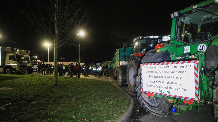 Hunderte Traktoren: Landwirte blockieren Rewe-Zentrallager in Franken