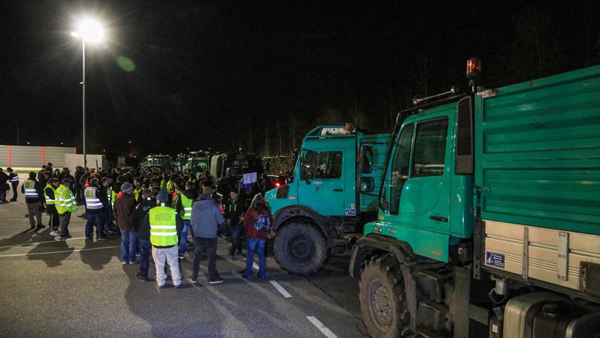 Hunderte Traktoren: Landwirte blockieren Rewe-Zentrallager in Franken