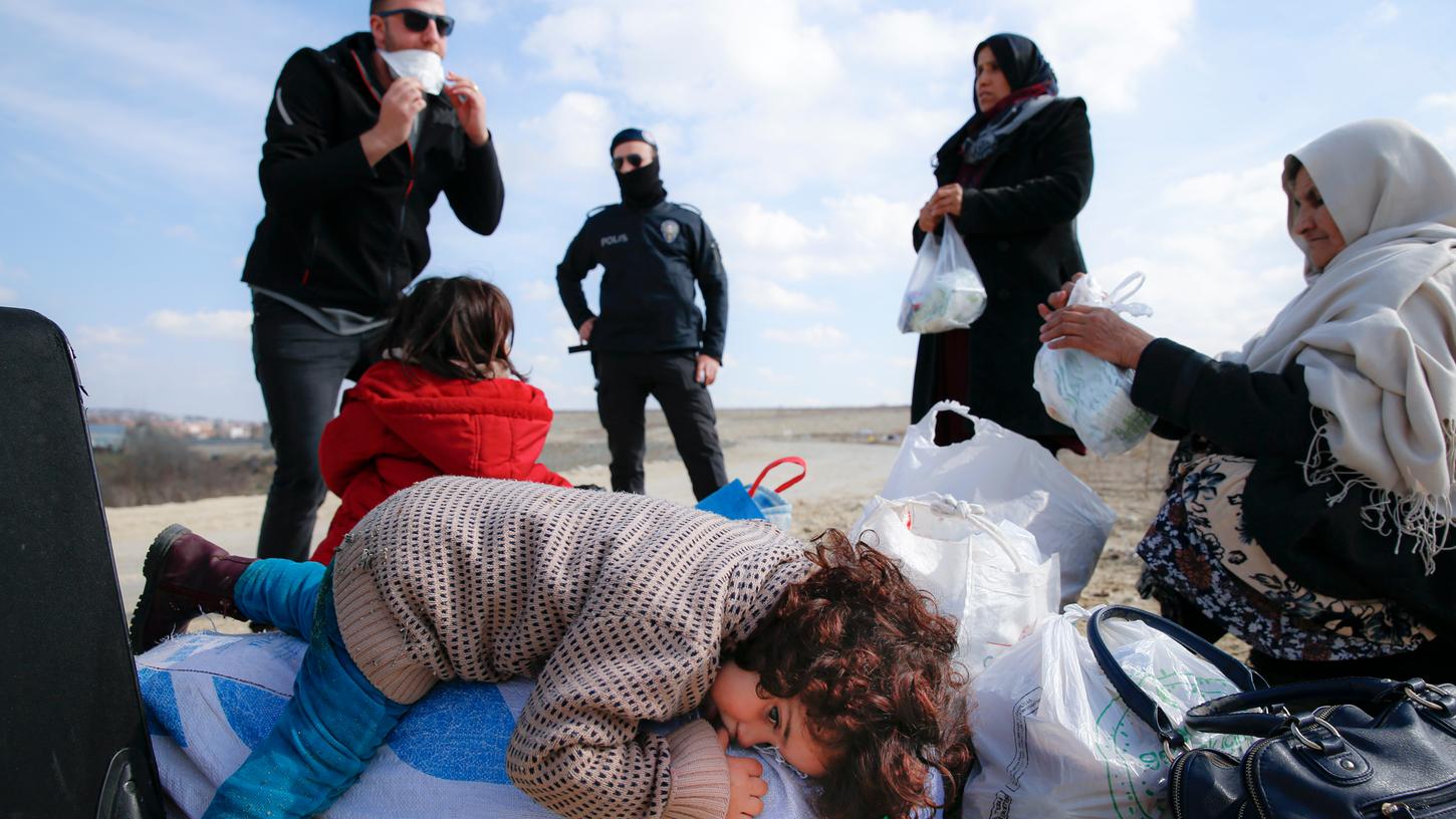 Ein Kind liegt auf einem Sack mit Habseligkeiten, während sich Migranten auf dem Weg nach Griechenland in der Nähe des Grenzübergangs Pazarakule in Edirne ausruhen.