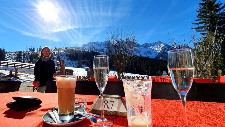 Ankunft im Eggental - auf der Terrasse des Berghotels Moseralm scheint die Sonne bei einer Latte Macchiato