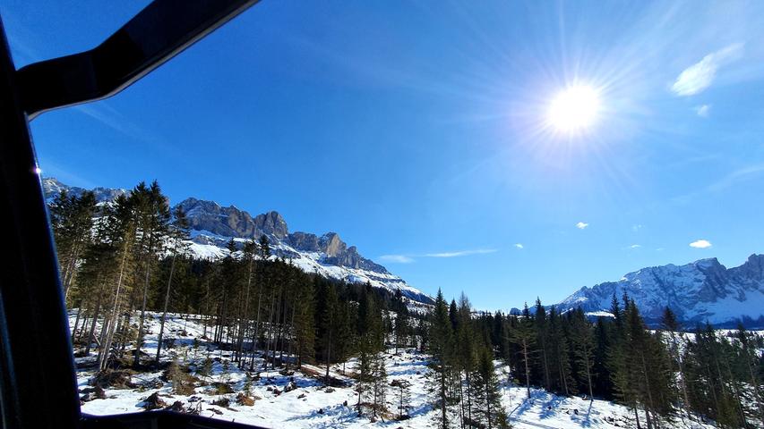 Blick aus der Gondel, die von Südtirols längster Talabfahrt nach Welschnofen wieder hinauf ins Skigebiet führt.
