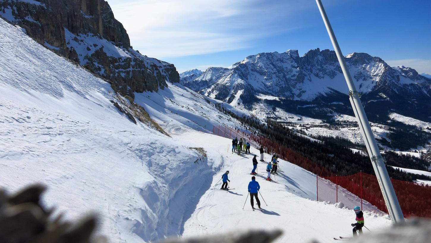 Blick vom Hang des Rosengartens an der Kölner Hütte übers Skigebiet auf den Latemar.