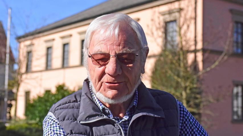 Für Friedrich Fieli (78), Rentner aus Ebermannstadt, macht die Angst vor der Krankheit "die Leute verrückt". Er selber habe keine Angst, meint aber auch, dass der Staat seine Bürger "auf der verkehrten Seite" beruhigen würde.