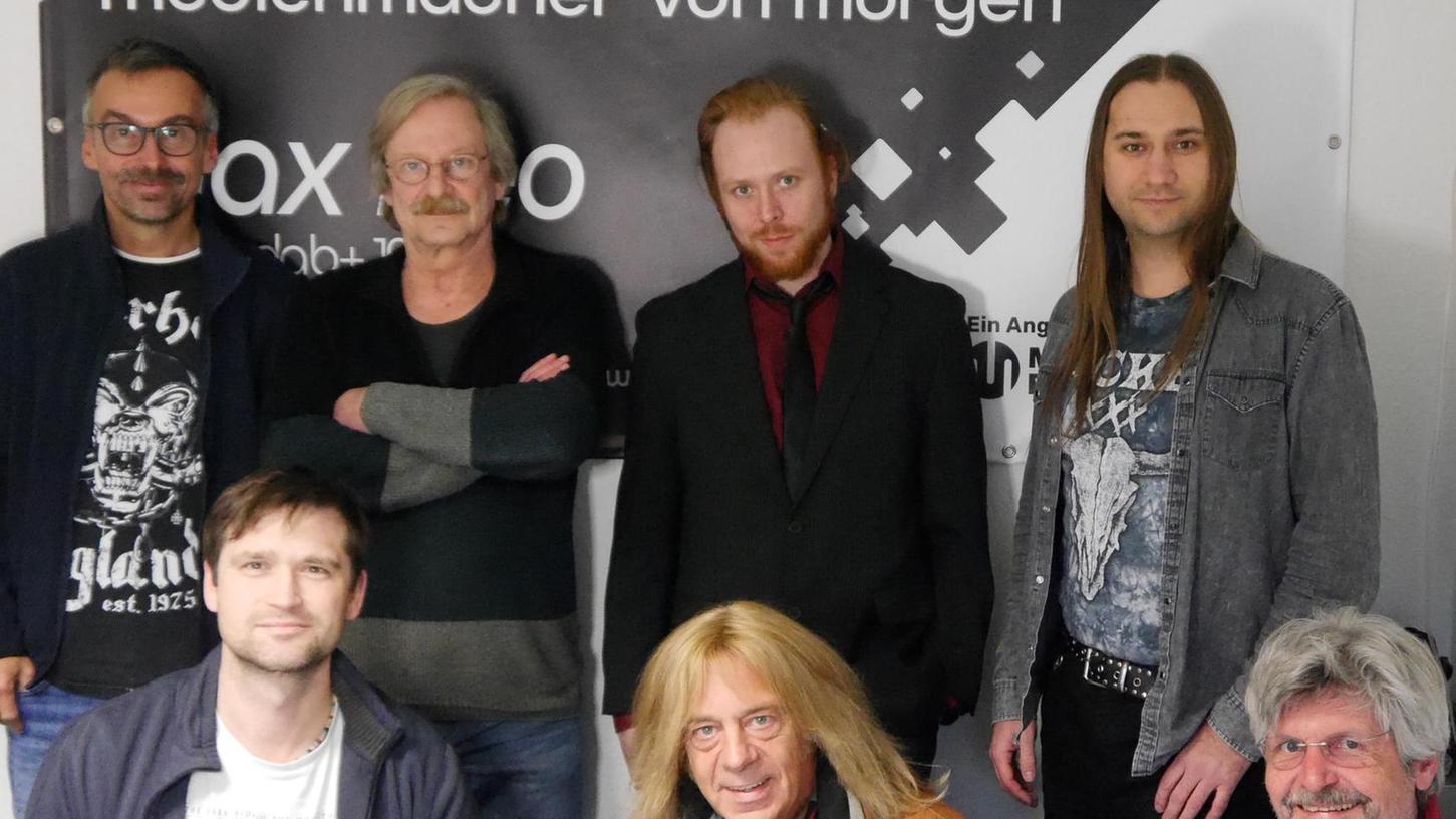 Witziges Plakat, witzige Typen: Das Team von "Rockin’ Radio" mit Peer Hilmer (hinten ganz links), max.neo-Chef Achim Kasch (daneben) und Peter Harasim (vorne Mitte).