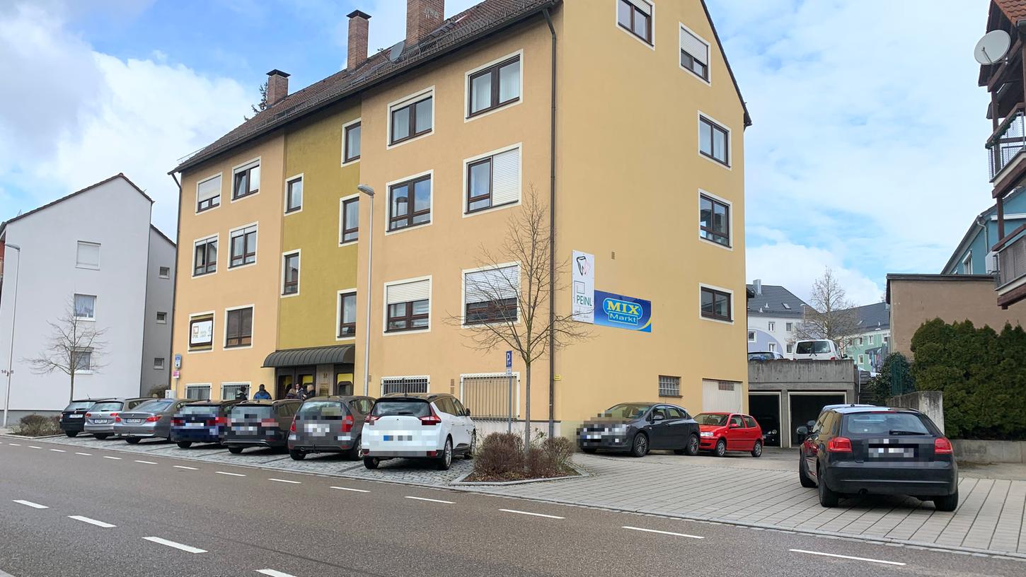 Die Polizei im Raum Ansbach in Bayern fahndet nach einem Mann, der am Morgen mit einem Messer bewaffnet das Büro eines Gerichtsvollziehers überfallen hat. Die Polizei im Raum Ansbach in Bayern fahndet nach einem Mann, der am Morgen mit einem Messer bewaffnet das Büro eines Gerichtsvollziehers überfallen hat.