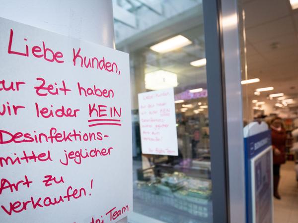 Nur ein Beispiel von vielen: In einem Drogeriemarkt in Hamburg gibt es kein Desinfektionsmittel mehr zu kaufen.