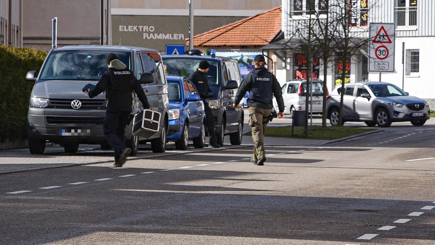 Am Dienstagmorgen kam es in Ansbach zu einem Messerangriff auf einen Gerichtsvollzieher. Der Verdächtige flüchtete. Am Dienstagmorgen kam es in Ansbach zu einem Messerangriff auf einen Gerichtsvollzieher. Der Verdächtige flüchtete.