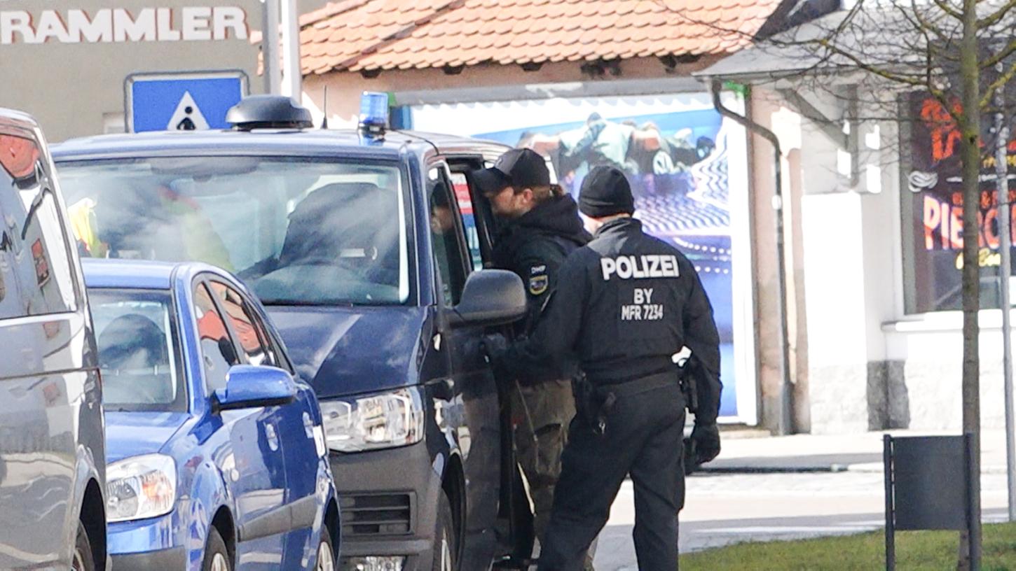 Am Dienstagmorgen kam es in Ansbach zu einem Messerangriff auf einen Gerichtsvollzieher. Der Verdächtige ist seit der Tat auf der Flucht. Am Dienstagmorgen kam es in Ansbach zu einem Messerangriff auf einen Gerichtsvollzieher. Der Verdächtige ist seit der Tat auf der Flucht.