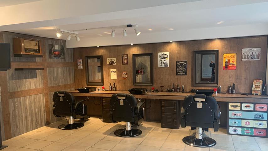 Der Bros Barbershops in der Kugelbühlstraße 22 in Roth hat sich ausschließlich auf Männer und Jungs Schnitte spezialisiert. Mit und ohne Termin sind Kunden herzlich willkommen.