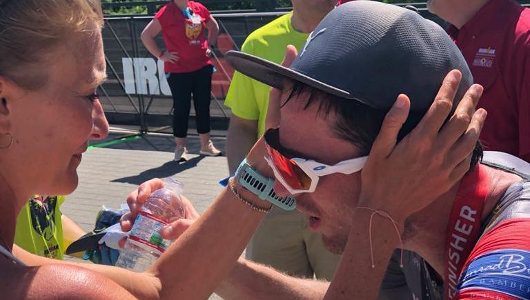Ein entkräfteter Christopher Dels nach vollbrachter Hawaii-Qualifikation in Texas im April 2019. Ein entkräfteter Christopher Dels nach vollbrachter Hawaii-Qualifikation in Texas im April 2019.