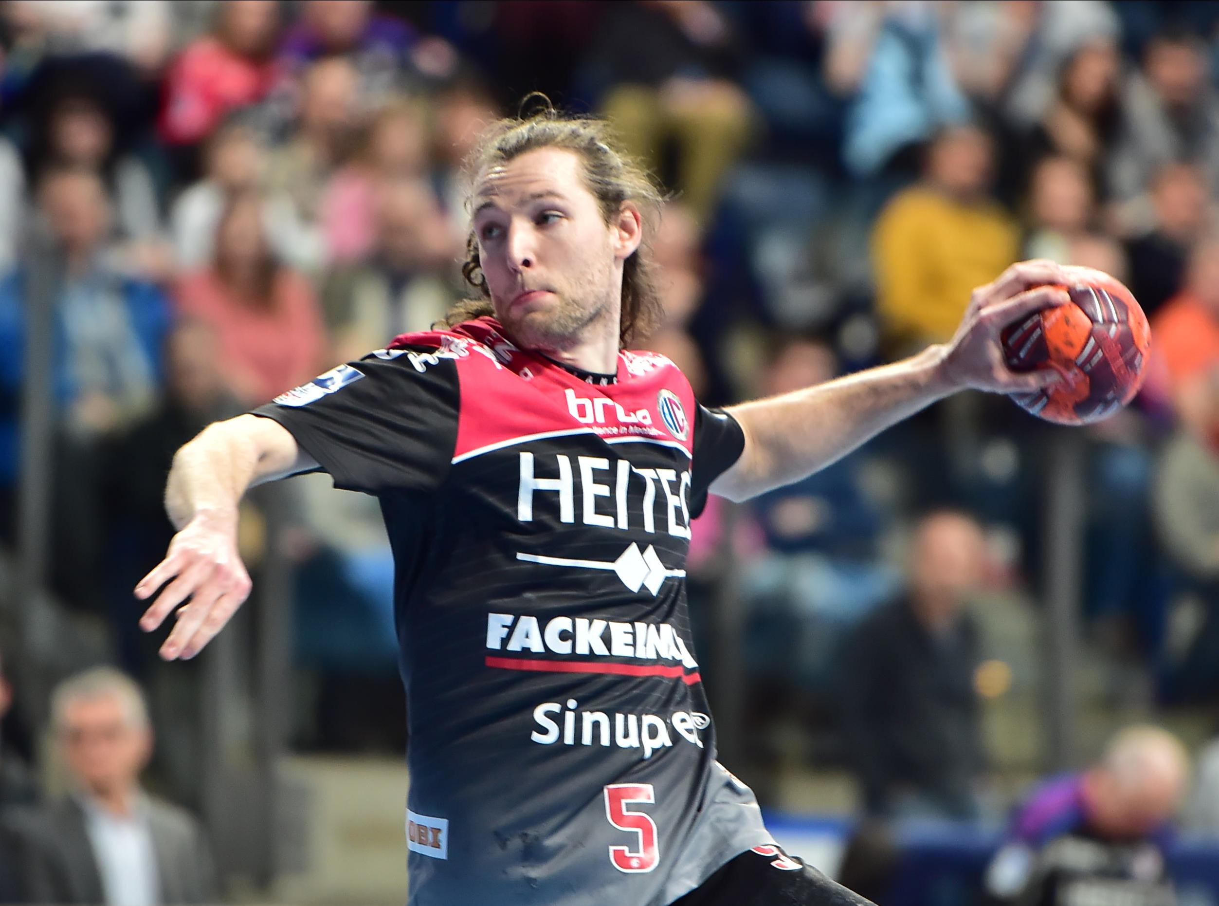 "Er hat eine, wie sagt man so schön, offene Schnauze, er haut gerne mal einen Spruch raus. Das ist sehr erfrischend, weil er dadurch auch mal etwas eingerostete Strukturen durchbricht, und dadurch auch extrem seine Nebenleute pusht. Sein Torinstinkt ist krass. Wenn es irgendwo eine Lücke gibt, kannst man davon ausgehen, dass er dort steht."