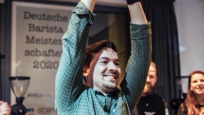 So freut sich ein Champion! Johannes Otto reckt die Trophäe in die Luft. So freut sich ein Champion! Johannes Otto reckt die Trophäe in die Luft.