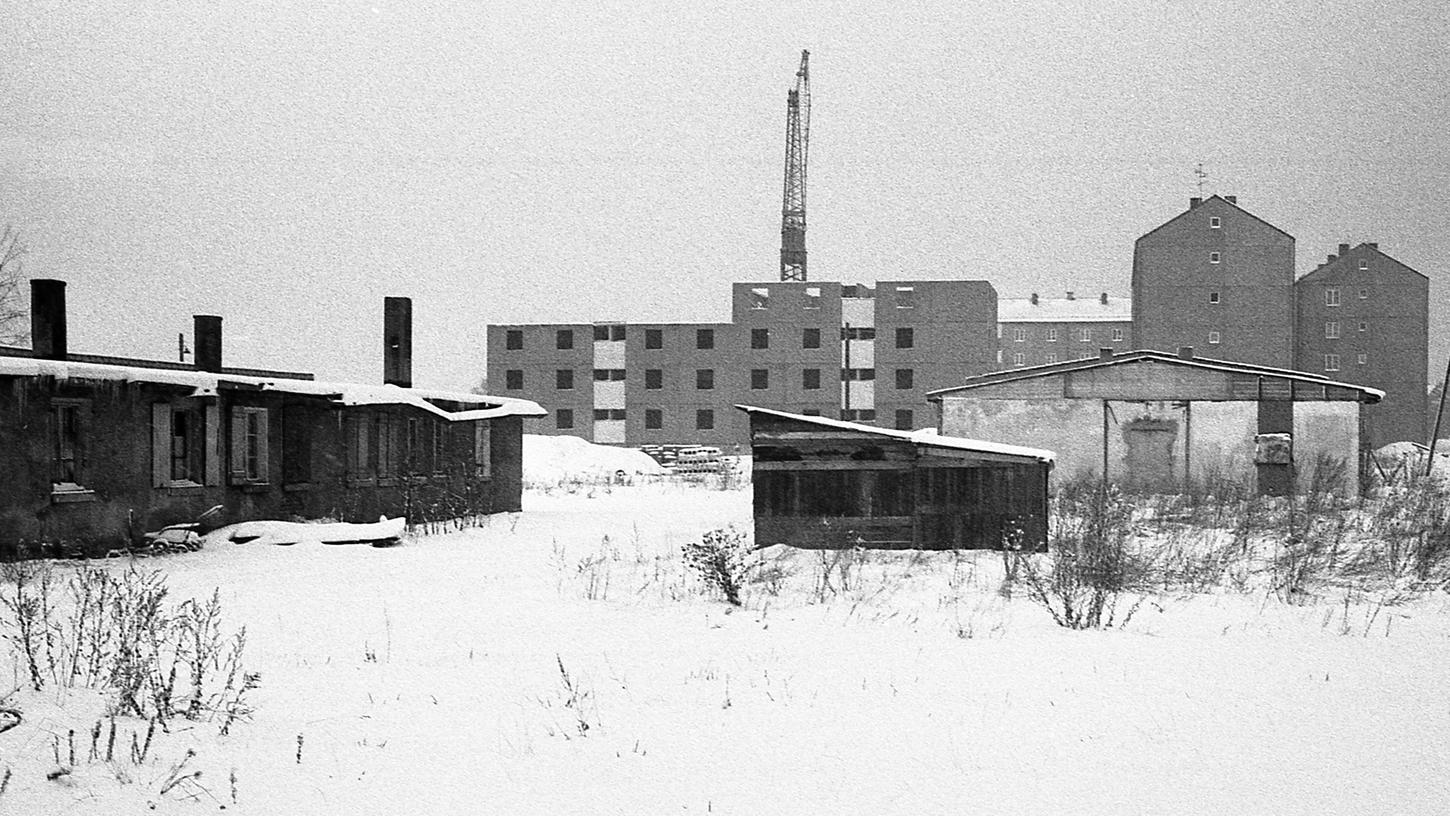 Seit über 25 Jahren stehen die Ruinen aus Beton und Mauerwerk und lassen den Blick frei auf die unansehnlichen Rückfronten der Häuser an der Adlerstraße.