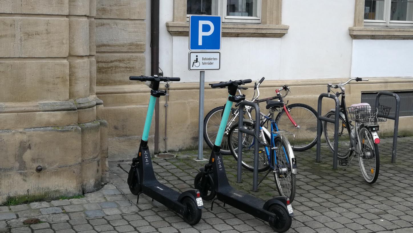 Gleich am ersten Tag falsch abgestellt: Zwei E-Scooter auf dem Parkplatz für Behindertenfahrräder vorm Palais Stutterheim. Gleich am ersten Tag falsch abgestellt: Zwei E-Scooter auf dem Parkplatz für Behindertenfahrräder vorm Palais Stutterheim.