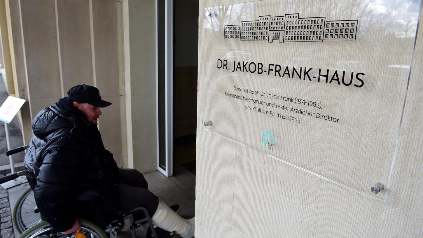 Eine Tafel am Eingang weist ab sofort darauf hin: Das Hauptgebäude des Fürther Klinikums trägt nun den Namen Dr.-Jakob-Frank-Haus. Eine Tafel am Eingang weist ab sofort darauf hin: Das Hauptgebäude des Fürther Klinikums trägt nun den Namen Dr.-Jakob-Frank-Haus.