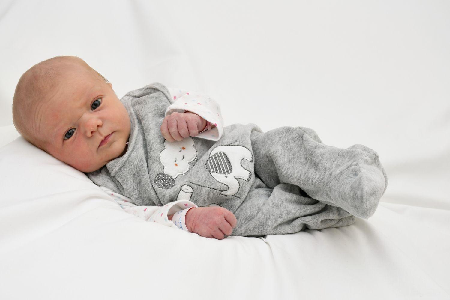 Paula erblickte am Schalttag, den 29. Februar, 2020 im Südklinikum das Licht der Welt. Bei der Geburt wog sie 3280 Gramm und war ganze 51 Zentimeter groß.