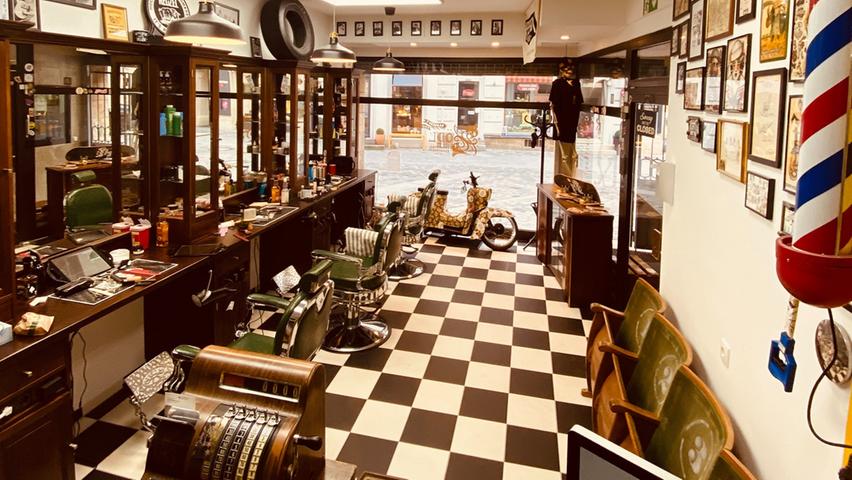 Im traditionellen Barbershop in der Keßlerstraße 3 in Bamberg wird viel Zeit in die persönliche Beratung vor dem Schnitt investiert, sodass die Kunden den Laden zufrieden verlassen. 