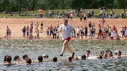 Ein 18-Jähriger spurtete 250 Meter über das Wasser Ein 18-Jähriger spurtete 250 Meter über das Wasser