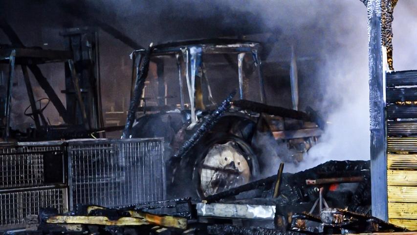 Zwei Fahrzeuge zerstört: Holzhalle brennt in Unterfranken aus