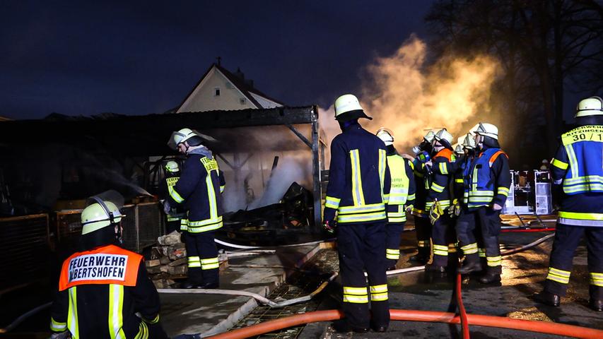 Zwei Fahrzeuge zerstört: Holzhalle brennt in Unterfranken aus