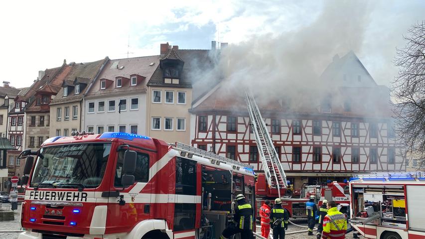 Feuer in Nürnberger Altstadt: Flammen zerstören Dachstuhl am Tiergärtnertor