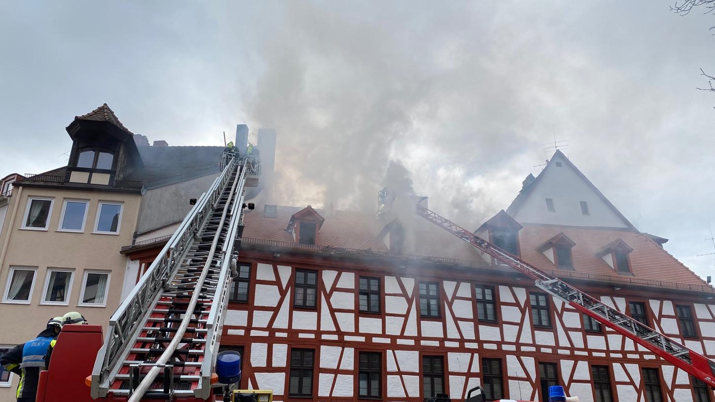 Etliche Kräfte der Feuerwehr rückten an, nachdem der Dachstuhl der Traditionsgaststätte "Augustiner Zur Schranke" in der Nürnberger Altstadt in Brand geraten war.