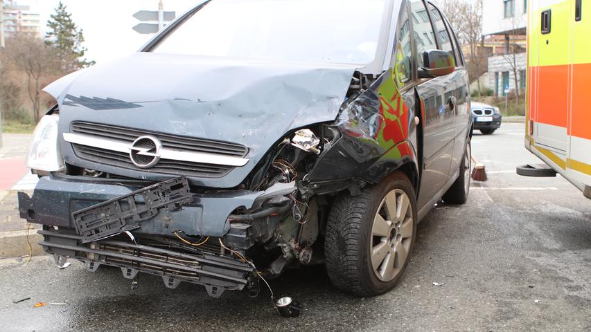Unfall in Nürnberg: Rettungswagen kollidierte mit Auto