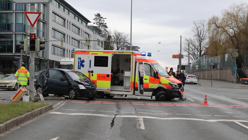 Unfall in Nürnberg: Rettungswagen kollidierte mit Auto