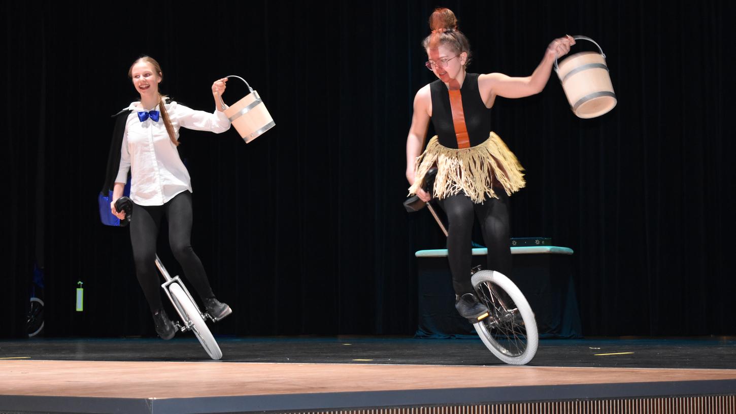 Sportlinerinnen aus Lenks Einrad-Gruppe führen den "Zauberlehrling" auf. 
