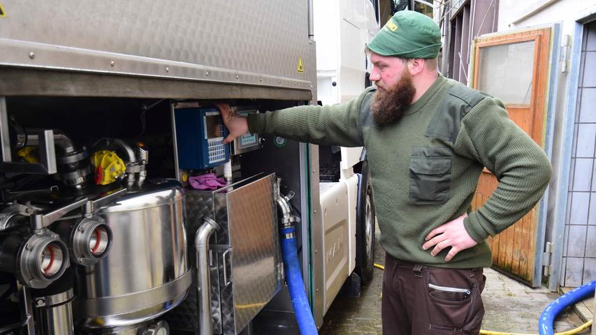 Alle zwei Tage kommt der Milchtanklaster und holt rund 5000 Liter Milch aus dem Stall in Pommer ab.