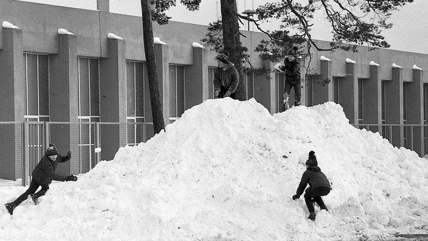 Langer Samstag war und in der Stadt fand sich kaum ein Parkplatz. Die Lage wurde verschlimmert durch die vielen Schneehaufen, die wertvollen Platz fürs Vehikel standhaft und unbeeinflußt von der spärlichen Märzensonne besetzt hielten. Hier geht es zum Artikel vom 9. März 1970: Keine Parkplätze und viele Diebe