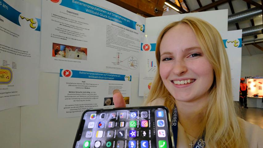 Lena Forster erforschte die Bakterienpopulation an ihrem Smartphone.