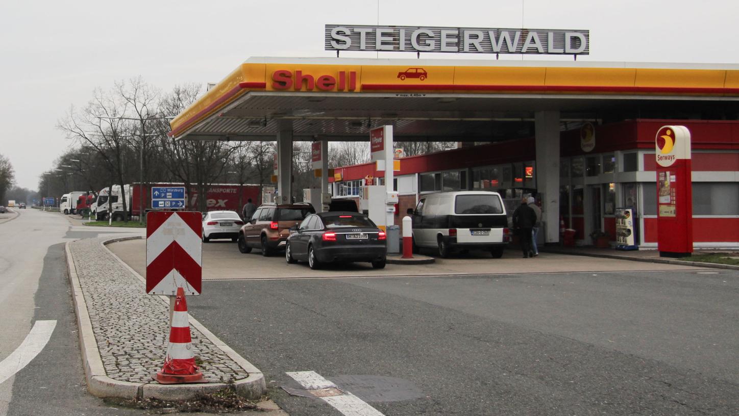 Wenn die Raststätte Steigerwald erweitert wird, muss auch die hier abgebildete Tankstelle auf der Nordseite verlegt werden. Es soll aber sichergestellt werden, dass an der Raststätte während der Bauzeit durchgängig getankt werden kann.