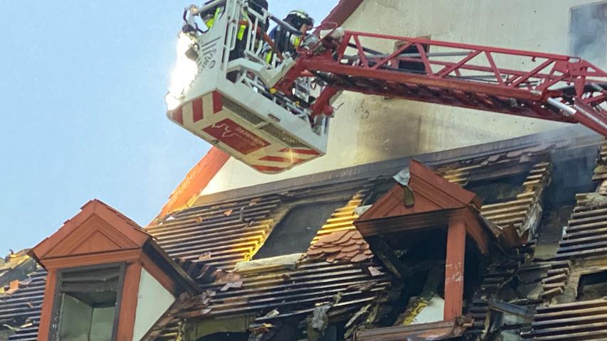 Feuer in Nürnberger Altstadt: Flammen zerstören Dachstuhl am Tiergärtnertor