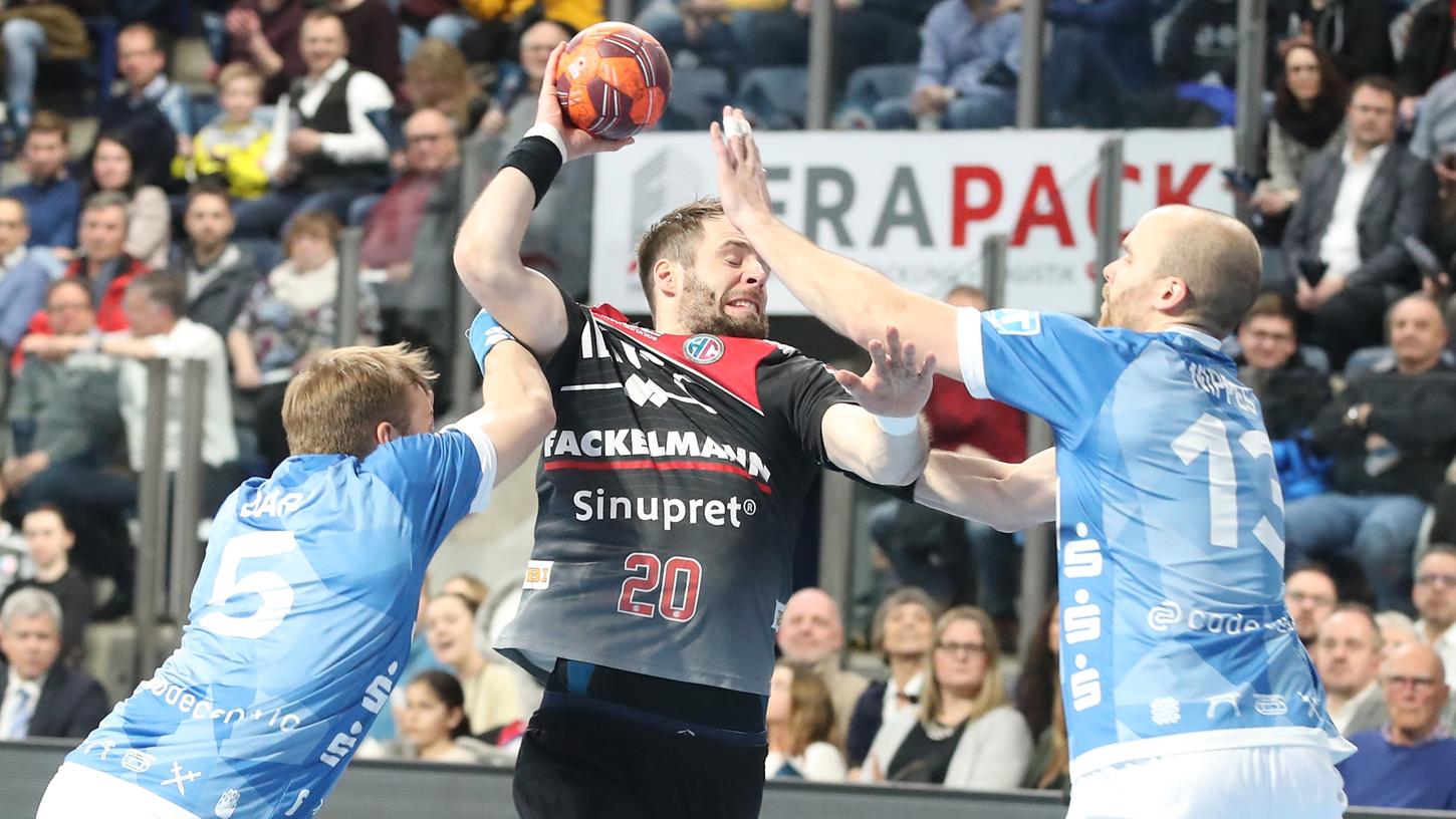 Der vorerst letzte Handballabend in der Arena: Nico Büdel (Mitte) gegen den Bergischen HC.