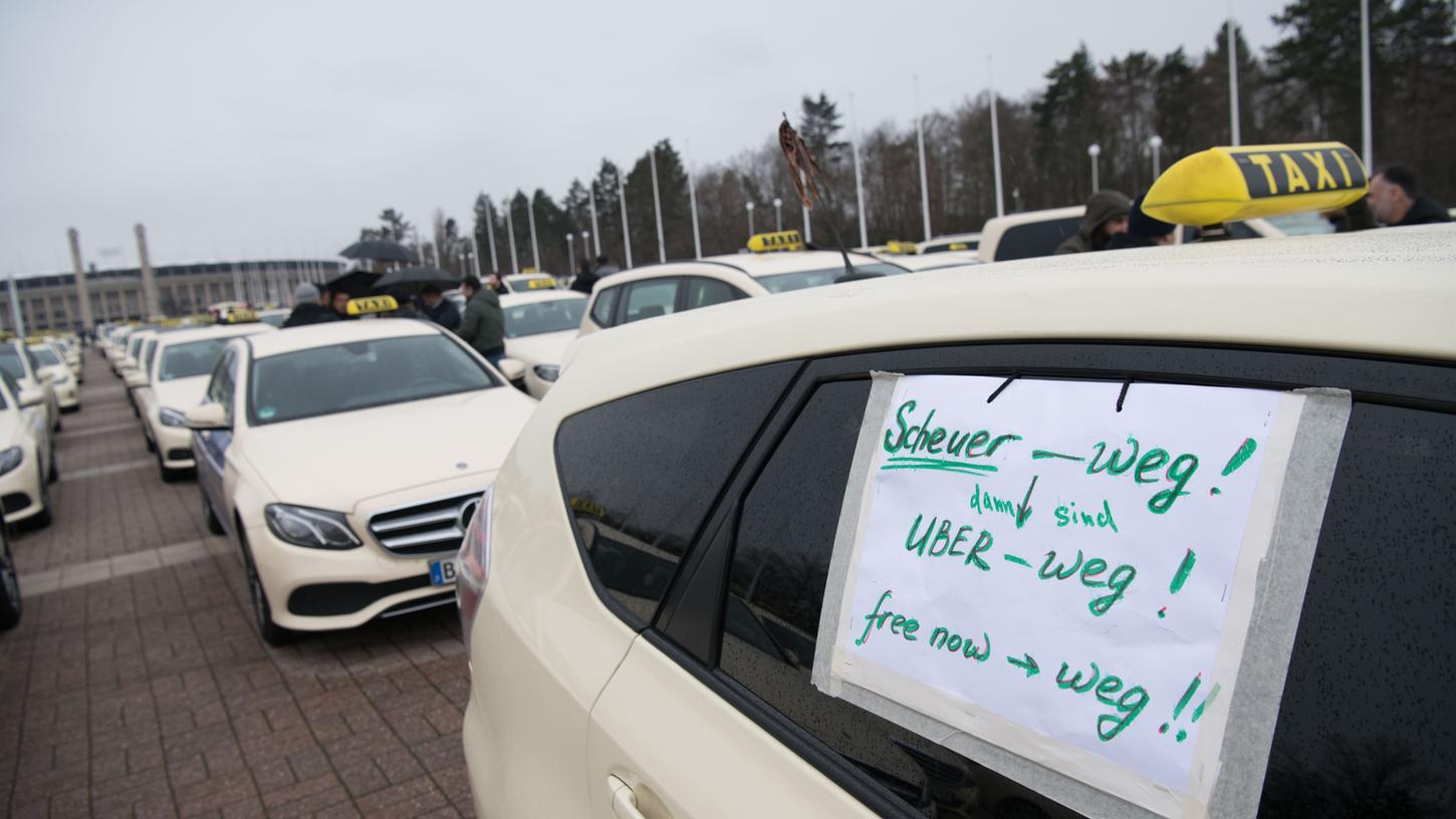 Taxifahrer demonstrieren auf dem Olympischen Platz gegen die Pläne des Bundesverkehrsministeriums, ihren Markt zugunsten von Konkurrenten stärker zu öffnen.