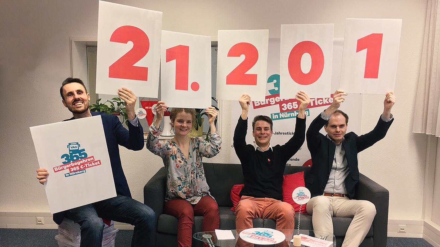Die Initiative "365 Euro Ticket in Nürnberg" mit Linken-Oberbürgermeister-Kandidat Titus Schüller (links) zeigt stolz ihr Sammelergebnis: 21.201 Unterschriften haben sie innerhalb von 16 Wochen gesammelt.
