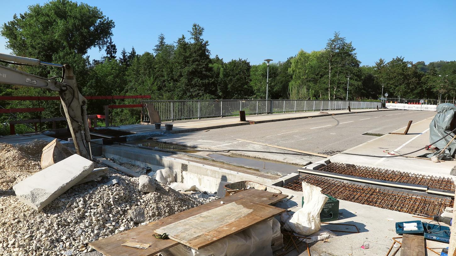Vergangenen Sommer wurde an der Treuchtlinger Promenadenbrücke über die Altmühl gebaut, die Endabrechnung der Arbeiten steht noch aus.
