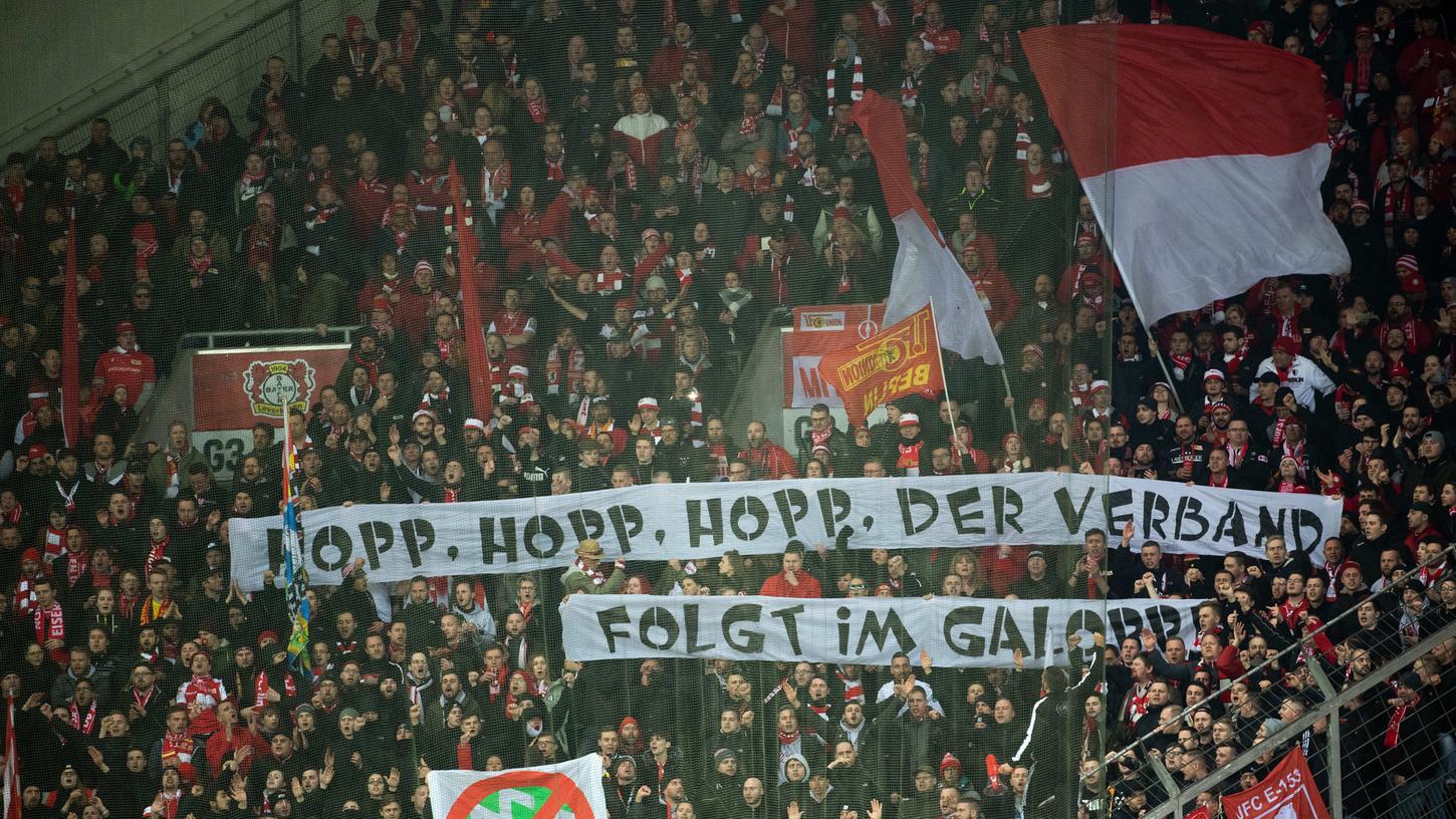 Die unterschiedlichen Fangruppierungen diffamierten mehrfach Hoffenheims Dietmar Hopp und protestierten gegen den DFB.