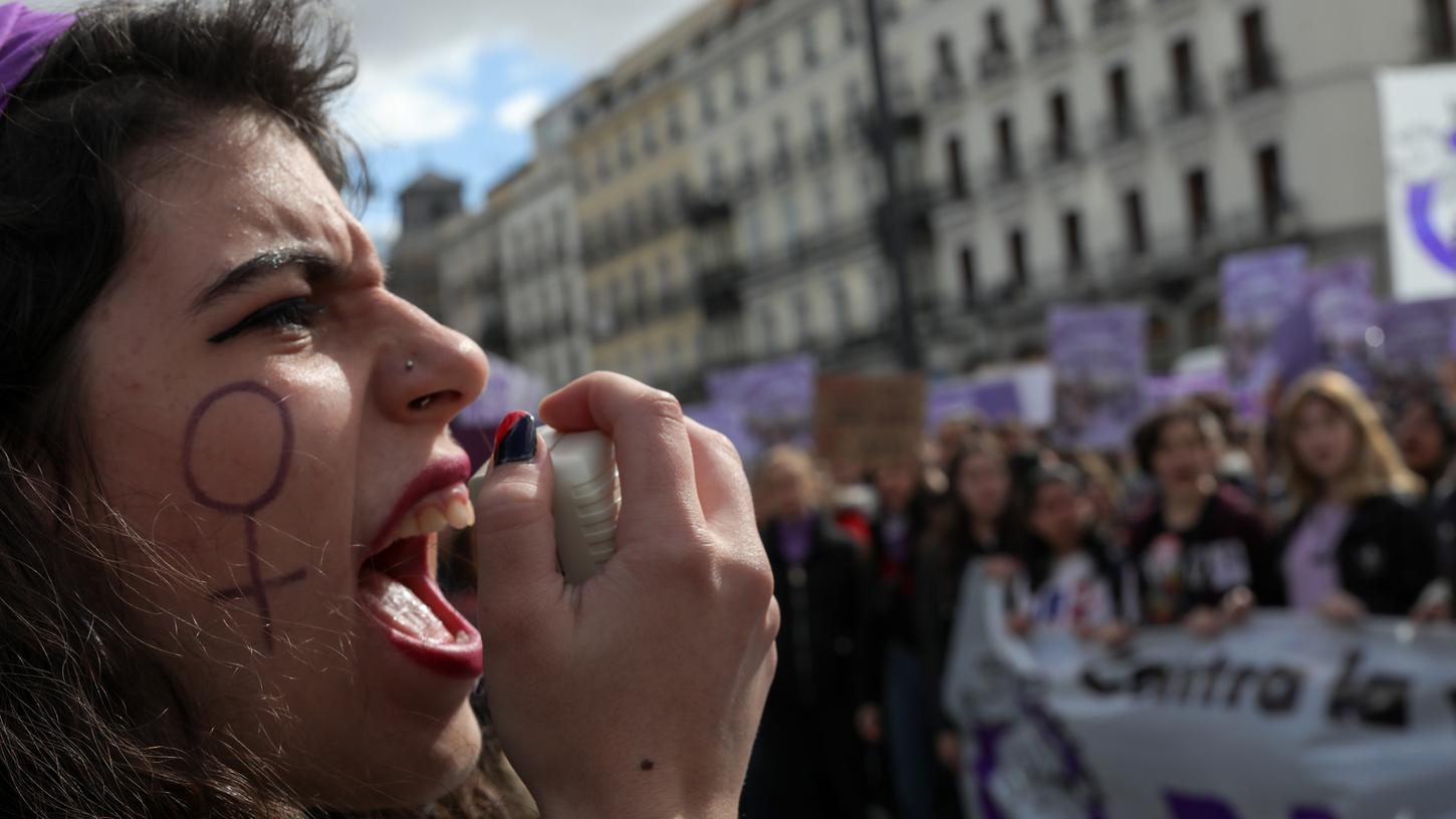 Frauen müssen immer noch ihr Schicksal selbst in die Hand nehmen - auch im Jahr 2020 noch, findet NN-Redakteurin Franziska Holzschuh. Das Bild zeigt protestierende Studentinnen in Spanien.