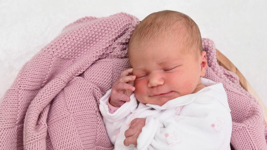 Louisa erblickte am 4. März im Klinikum Hallerwiese das Licht der Welt. Die kleine Dame brachte bei der Geburt 3600 Gramm auf die Waage - bei einer Körpergröße von 50 Zentimetern.