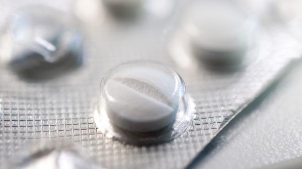 Medikamente sollte man am besten nicht auf Vorrat kaufen, sondern nur so viele, wie für die Hausapotheke erforderlich sind. Arzneimittel können aufgrund der Inhaltsstoffe in den Restabfallbehälter gegeben werden, hierbei ist aber auf die Missbrauchsgefahr durch Kinder zu achten. Injektionsnadeln sollten in ein Blatt Papier eingeschlagen werden, um Verletzungen beim versehentlichen Hineingreifen zu vermeiden.