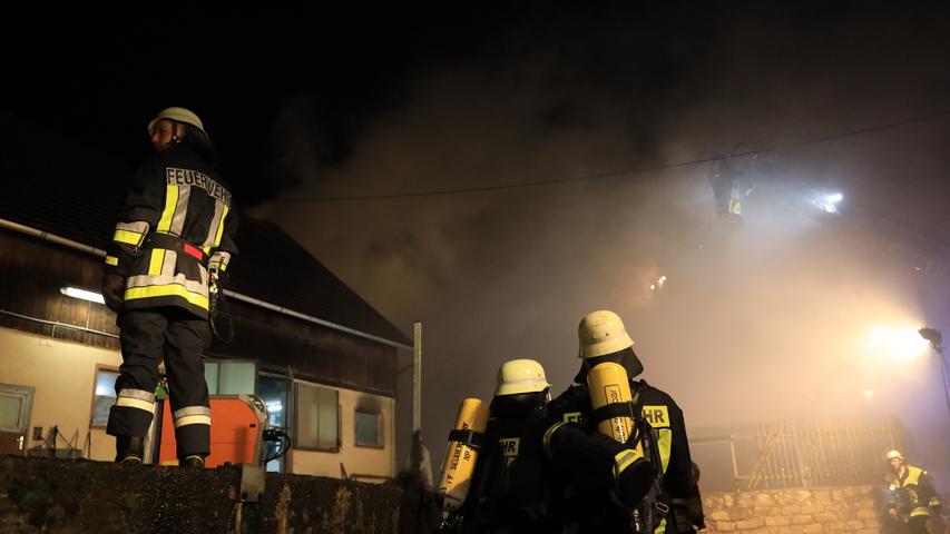 Finsterweiling: Feuerwehr kämpft gegen die Flammen