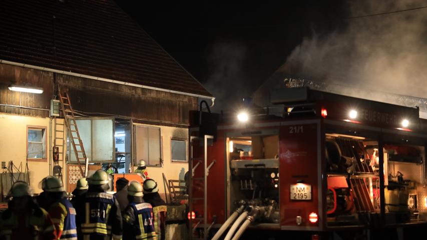 Finsterweiling: Feuerwehr kämpft gegen die Flammen