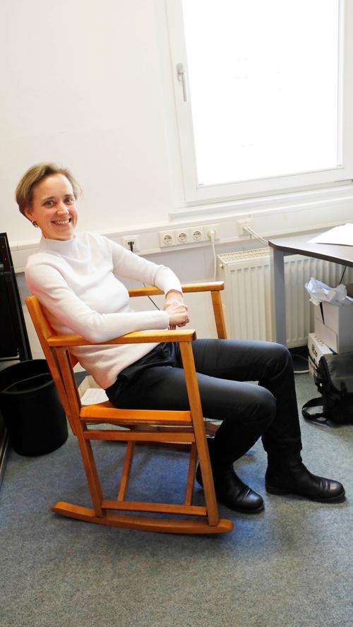 Von ihrem Schreibtisch aus führt Imke Leicht die Regie im Büro für Gender und Diversity an der Bismarckstraße in Erlangen. Gemeinsam mit der Stadt hat sie auch ein Veranstaltungsprogramm für den Weltfrauentag 2020 organisiert.
