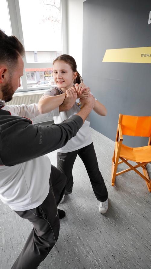 Seit sie sieben Jahre alt ist, lernt die Sechstklässlerin Tiffany Wachhausen die Kampfkunst Wing Tsun. Dabei lernt sie, sich gegen die oftmals körperlich stärkeren Jungs zu behaupten. Der Mann auf dem Foto ist ihr Vater und Trainer.