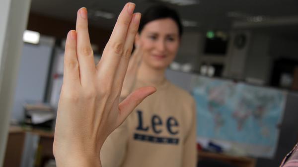 "Live Long And Prosper" – so begrüßen und verabschieden sich Vulkanier im "Raumschiff Enterprise". Aber Achtung, mit verkürzten Sehnen am Ringfinger lässt sich die Vierfinger-Geste nicht so leicht bewerkstelligen.