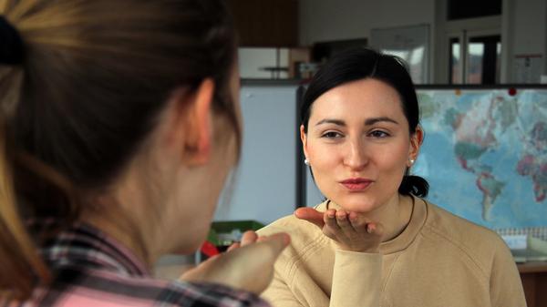 Wer Kindern oder seinen Liebsten zum Schutz vor der Tröpfchenübertragung kein Bussi mehr geben möchte, der kann stattdessen ein Küsschen "zufliegen" lassen.